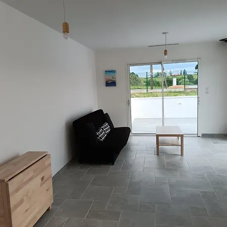 Dom wakacyjny Lumineuse 2 Chambres Avec Piscine Sur *