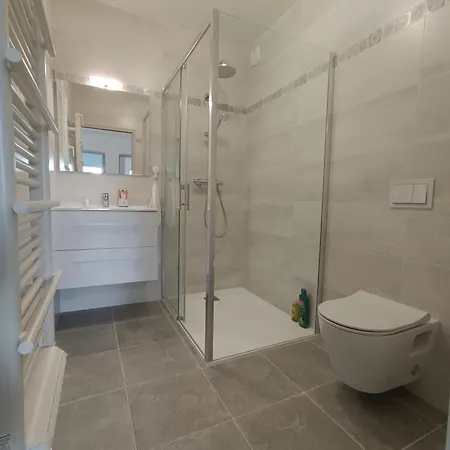 Dom wakacyjny Lumineuse 2 Chambres Avec Piscine Sur